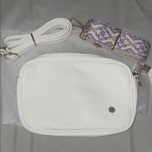 Modern+Chic White Crossbody Bag with Patterned Strap